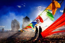 Assister à la levée des drapeaux des prières bhouddistes