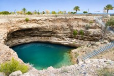 Descente dans le cratère de Bimmah Sinkhole