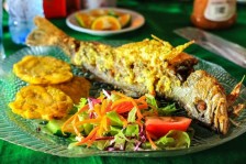 Poisson frit à l'ail et aux bananes